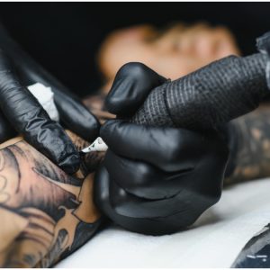 Ξεχάστε τη βελόνα: Νέα τεχνολογία κάνει μόνιμο τατουάζ σχεδόν χωρίς πόνο σε 15 λεπτά