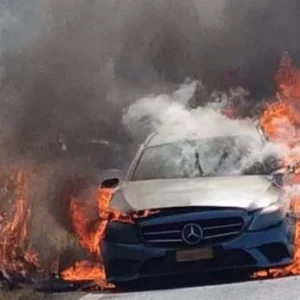 Ταξί έπιασε φωτιά στη μέση του δρόμου στην Αργολίδα (ΒΙΝΤΕΟ)