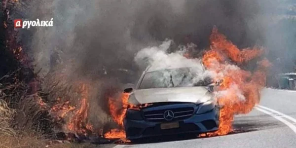 Ταξί έπιασε φωτιά στη μέση του δρόμου στην Αργολίδα (ΒΙΝΤΕΟ)