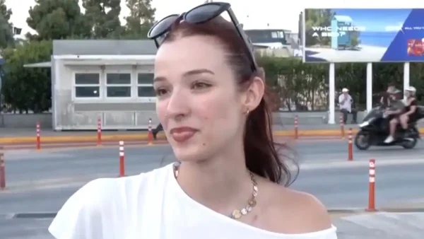 Viral ταξιδιώτισσα μίλησε σε δύο εκπομπές και αντάλλαξε social με ρεπόρτερ του ΣΚΑΪ