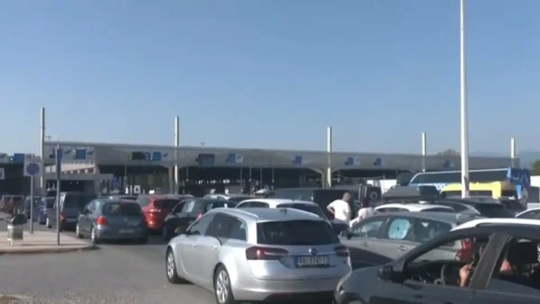 Μία ώρα η αναμονή στο Τελωνείο Ευζώνων, στο ρεύμα εξόδου από την Ελλάδα