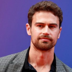 Ο ελληνικής καταγωγής Τέο Τζέιμς δεν θέλει να είναι ο επόμενος Τζέιμς Μποντ: Πλέον είμαι πολύ μεγάλος