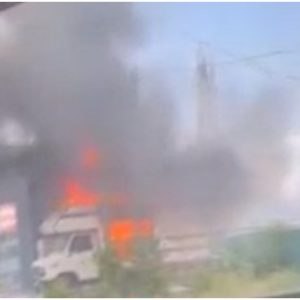 Φωτιά σε τροχόσπιτο στη Θήβα - Δείτε βίντεο