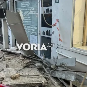 Θεσσαλονίκη: Αποκολλήθηκε τμήμα μπαλκονιού από κτίριο στο κέντρο της πόλης