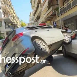 Απίθανο τροχαίο στη Θεσσαλονίκη: Αυτοκίνητο «απογειώθηκε» και «σκαρφάλωσε» σε άλλο παρκαρισμένο