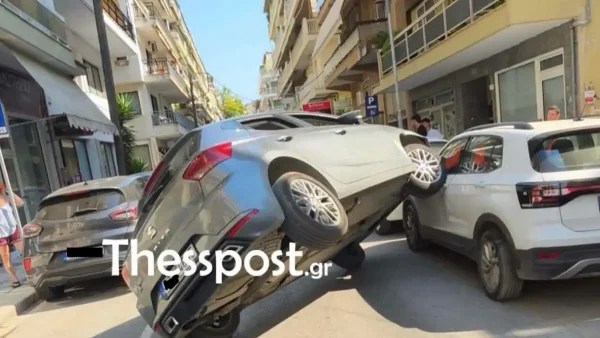 Απίθανο τροχαίο στη Θεσσαλονίκη: Αυτοκίνητο «απογειώθηκε» και «σκαρφάλωσε» σε άλλο παρκαρισμένο
