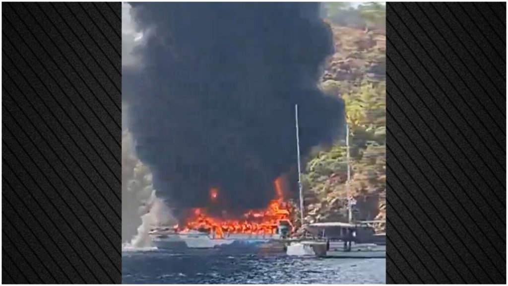 Τουρκία: Φωτιά σε τουριστικό σκάφος με 115 επιβαίνοντες στην Φέτιγιε, έπεσαν στη θάλασσα για να σωθούν - Δείτε βίντεο