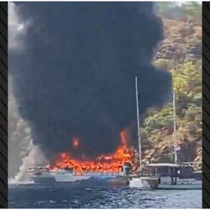 Τουρκία: Φωτιά σε τουριστικό σκάφος με 115 επιβαίνοντες στην Φέτιγιε, έπεσαν στη θάλασσα για να σωθούν - Δείτε βίντεο
