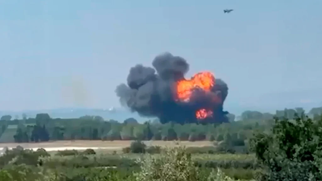 Το τουρκικό F-16 περνά πάνω από αυτοκίνητο και συντρίβεται λίγα μέτρα μακριά - Νέα βίντεο από την πτώση του μαχητικού στη Γιάλοβα
