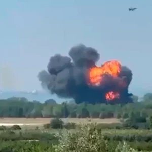 Το τουρκικό F-16 περνά πάνω από αυτοκίνητο και συντρίβεται λίγα μέτρα μακριά - Νέα βίντεο από την πτώση του μαχητικού στη Γιάλοβα