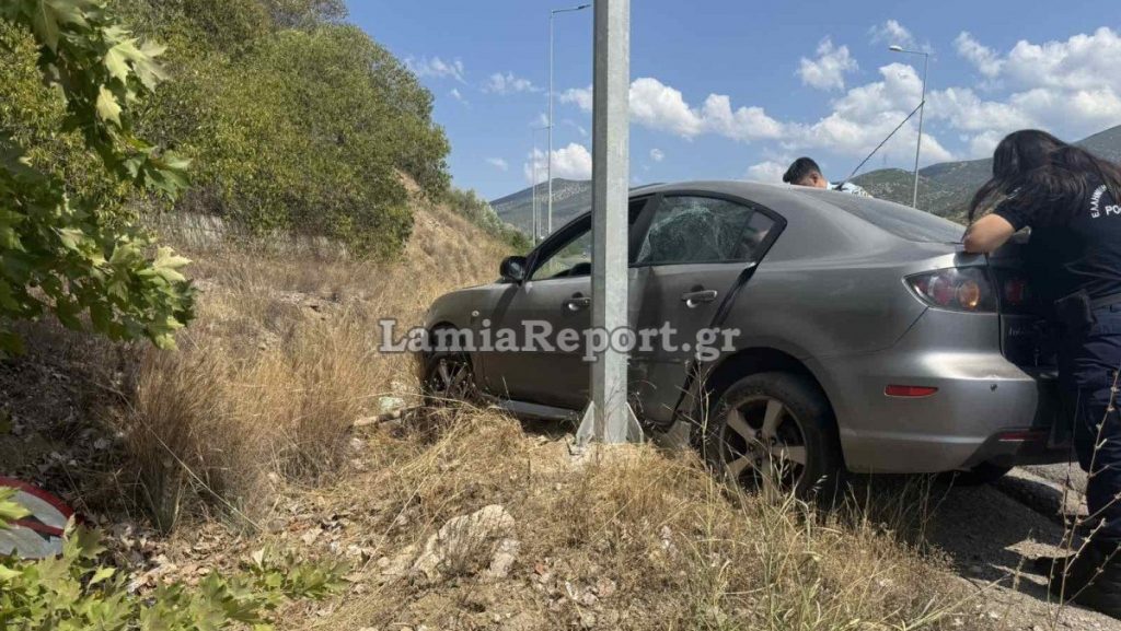 Λαμία: Βγήκε εκτός δρόμου και έπεσε πάνω στην κολόνα φωτισμού - Δείτε εικόνες
