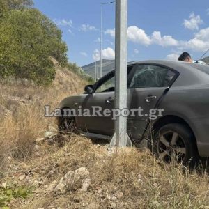 Λαμία: Βγήκε εκτός δρόμου και έπεσε πάνω στην κολόνα φωτισμού - Δείτε εικόνες