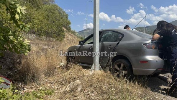 Λαμία: Βγήκε εκτός δρόμου και έπεσε πάνω στην κολόνα φωτισμού - Δείτε εικόνες