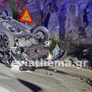 Τραυματίστηκε σε τροχαίο νεαρό ζευγάρι στην Κάρυστο - Ανάποδα βρέθηκε το όχημά τους