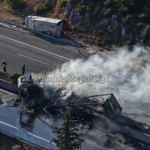 Θανατηφόρο τροχαίο στο Μαρτίνο - Δείτε συγκλονιστικές εικόνες από drone από τη σύγκρουση των δύο φορτηγών