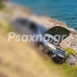 Χαλκίδα: Αυτοκίνητο κατέληξε στα βράχια πάνω από τη θάλασσα (ΦΩΤΟ)