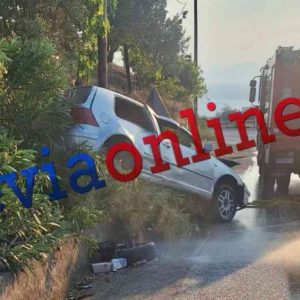Σύγκρουση αυτοκινήτων με εγκλωβισμένη γυναίκα τραυματία στη Λίμνη Ευβοίας