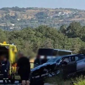 Σοβαρό τροχαίο στο Ρέθυμνο με 5 τραυματίες ανάμεσά τους και παιδιά – Φωτογραφίες από το σημείο