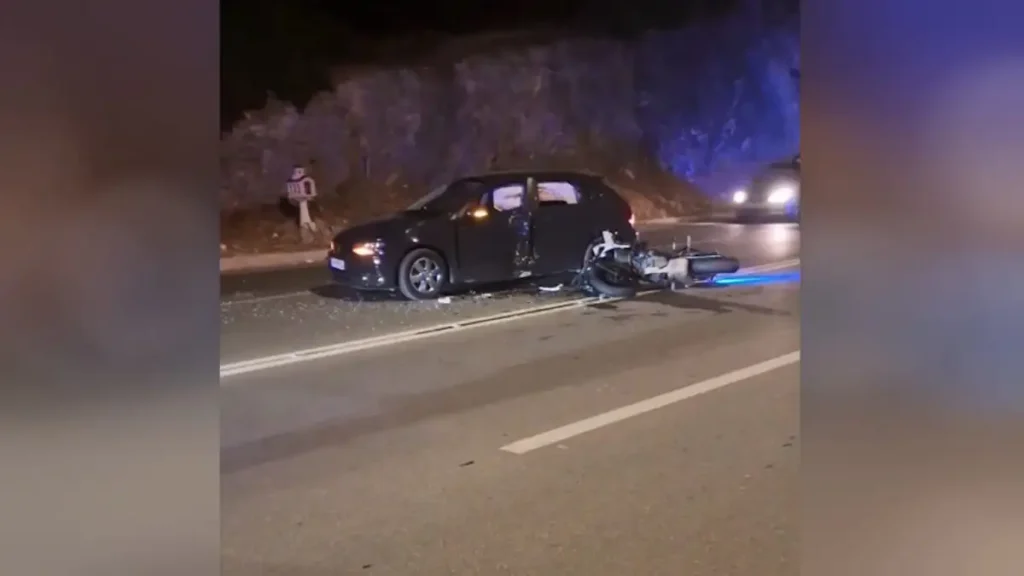 Έκανε αναστροφή στην Αθηνών - Σουνίου και έκλεισε το δρόμο σε μηχανή με αστυνομικούς ΔΙ.ΑΣ. - Δύο τραυματίες - ΒΙΝΤΕΟ