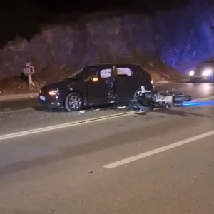 Έκανε αναστροφή στην Αθηνών - Σουνίου και έκλεισε το δρόμο σε μηχανή με αστυνομικούς ΔΙ.ΑΣ. - Δύο τραυματίες - ΒΙΝΤΕΟ