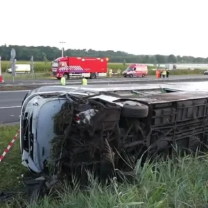 Λεωφορείο που μετέφερε μαθητές στην Ολλανδία συγκρούστηκε με φορτηγάκι σε αυτοκινητόδρομο - 20 τραυματίες