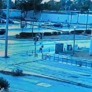 Βίντεο από το τροχαίο στη Βούλα: Το ταξί έκανε επικίνδυνη αναστροφή, η μηχανή έπεσε πάνω του χωρίς να το δει