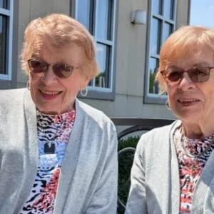 Δίδυμες 100 ετών μοιράζονται 5 απλές συμβουλές για μακροζωία