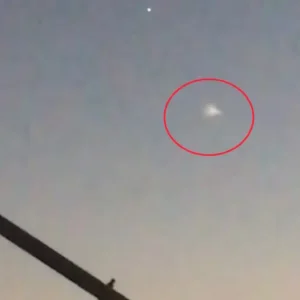 Ιπτάμενα αντικείμενα σε Κρήτη και Αττική: Φωτεινή σπείρα νέφους από πυραυλική εκτόξευση το «UFO» – Η εξήγηση του Θοδωρή Κολυδά