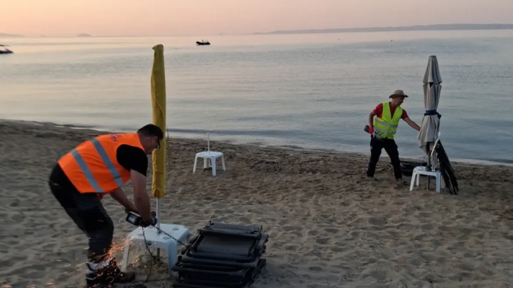 «Ρεζερβέ» στην αμμουδιά με... αλυσίδες: Ξήλωσαν 100 ομπρέλες και ξαπλώστρες από παραλία της Χαλκιδικής