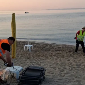 «Ρεζερβέ» στην αμμουδιά με... αλυσίδες: Ξήλωσαν 100 ομπρέλες και ξαπλώστρες από παραλία της Χαλκιδικής
