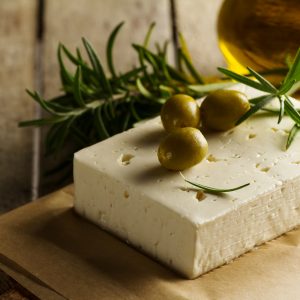 Συναγερμός για τη φέτα: Τα αποθέματα ίσως δεν βγάλουν τη χρονιά, προς τα 15-16 ευρώ η τιμή