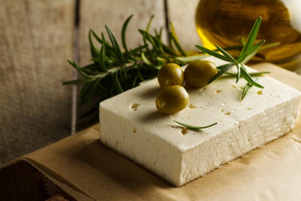Συναγερμός για τη φέτα: Τα αποθέματα ίσως δεν βγάλουν τη χρονιά, προς τα 15-16 ευρώ η τιμή
