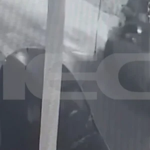 Βίντεο ντοκουμέντο από τη στιγμή που 23χρονη παρασύρεται από τον σύντροφό της με το αυτοκίνητο – Προφυλακίστηκε ο 29χρονος