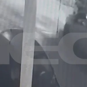 Βίντεο ντοκουμέντο από τη στιγμή που 23χρονη παρασύρεται από τον σύντροφό της με το αυτοκίνητο – Προφυλακίστηκε ο 29χρονος