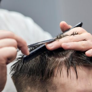 Γνωστός τηλεοπτικός κομμωτής έκλεψε γυαλιά ηλίου και φυλαχτό από μαγαζί στη Μύκονο, τον βρήκαν από τις κάμερες