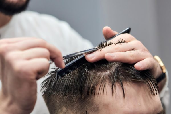 Γνωστός τηλεοπτικός κομμωτής έκλεψε γυαλιά ηλίου και φυλαχτό από μαγαζί στη Μύκονο, τον βρήκαν από τις κάμερες