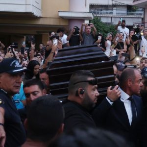 Λαϊκή αγρυπνία για τον Γιώργο Μαζωνάκη: «Αθάνατος!» φώναζαν οι χιλιάδες κόσμου στην Αγία Τριάδα Νίκαιας όταν έφτασε η σορός του (ΒΙΝΤΕΟ)