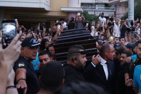 Λαϊκή αγρυπνία για τον Γιώργο Μαζωνάκη: «Αθάνατος!» φώναζαν οι χιλιάδες κόσμου στην Αγία Τριάδα Νίκαιας όταν έφτασε η σορός του (ΒΙΝΤΕΟ)