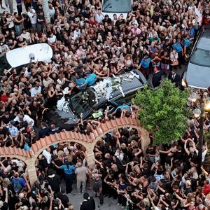 Λαϊκή αγρυπνία για τον Γιώργο Μαζωνάκη: «Αθάνατος!» φώναζαν οι χιλιάδες κόσμου στην Αγία Τριάδα Νίκαιας όταν έφτασε η σορός του (ΒΙΝΤΕΟ)