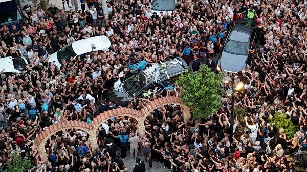 Λαϊκή αγρυπνία για τον Γιώργο Μαζωνάκη: «Αθάνατος!» φώναζαν οι χιλιάδες κόσμου στην Αγία Τριάδα Νίκαιας όταν έφτασε η σορός του (ΒΙΝΤΕΟ)