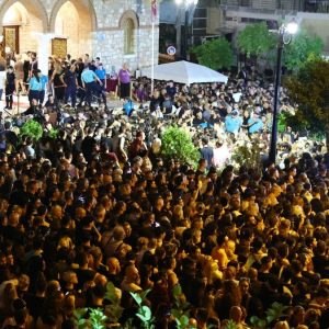 «Που λείπεις μου πεσε βαρύ» – Ο κόσμος αποχαιρετά τον Γιώργο Μαζωνάκη στην Αγία Τριάδα της Νίκαιας