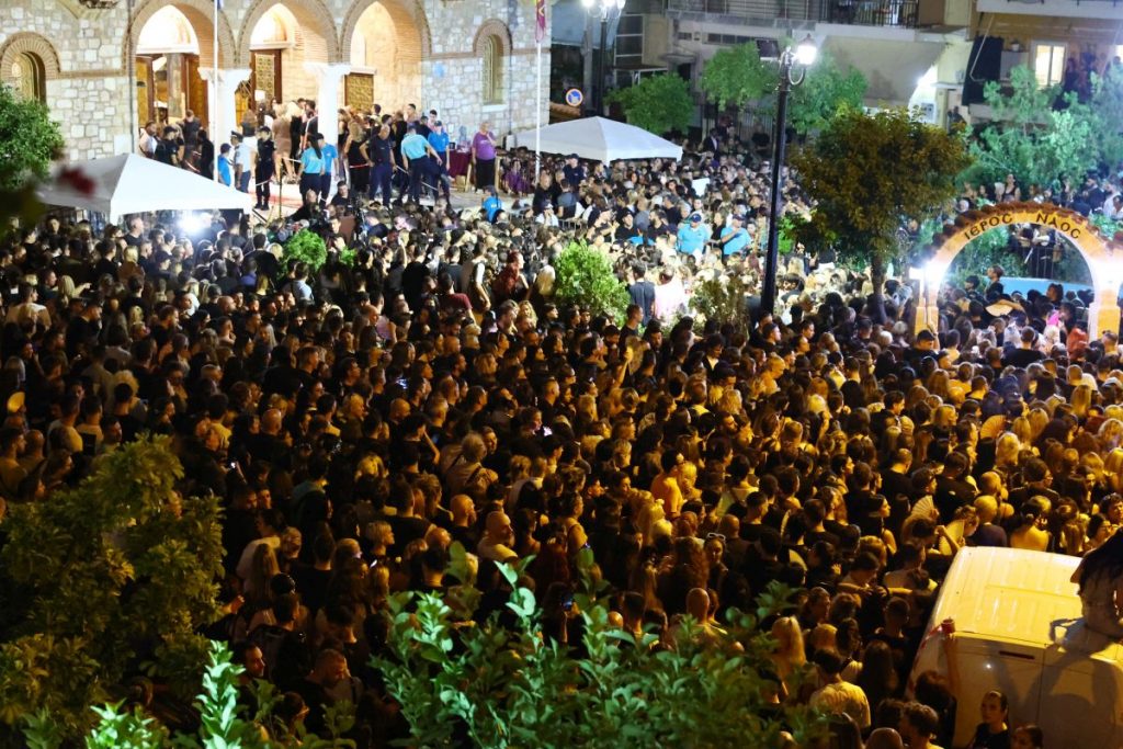 Γιώργος Μαζωνάκης: Λαοθάλασσα στον Ιερό Ναό Αγίας Τριάδος – «Θέλω να γυρίσω στα παλιά» τραγουδούν
