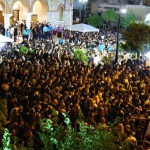 Γιώργος Μαζωνάκης: Λαοθάλασσα στον Ιερό Ναό Αγίας Τριάδος – «Θέλω να γυρίσω στα παλιά» τραγουδούν