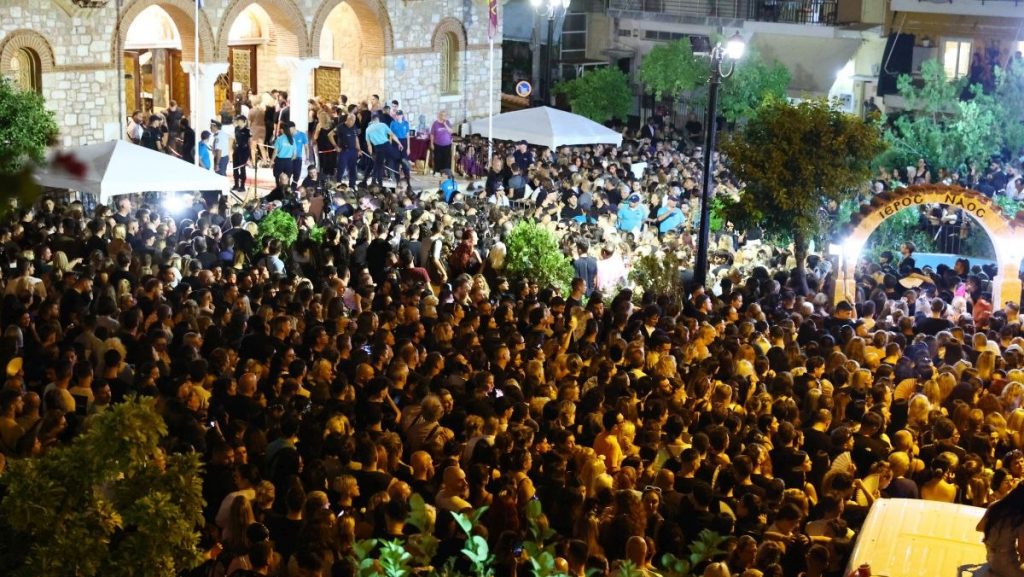 Γιώργος Μαζωνάκης: Λαοθάλασσα στον Ιερό Ναό Αγίας Τριάδος – «Θέλω να γυρίσω στα παλιά» τραγουδούν