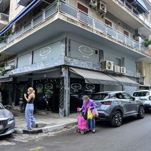 Προσωπικές διαφορές πίσω από τους πυροβολισμούς σε καφέ στον Άγ. Παντελεήμονα - Στο νοσοκομείο η 10χρονη κόρη του ιδιοκτήτη