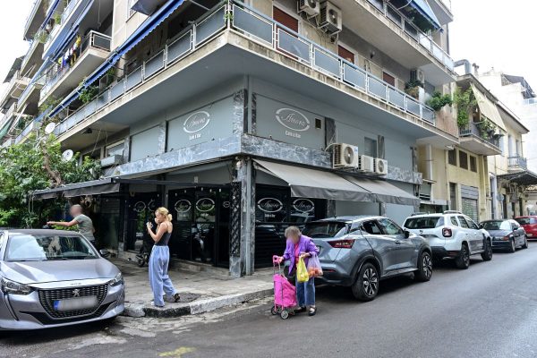 Προσωπικές διαφορές πίσω από τους πυροβολισμούς σε καφέ στον Άγ. Παντελεήμονα - Στο νοσοκομείο η 10χρονη κόρη του ιδιοκτήτη