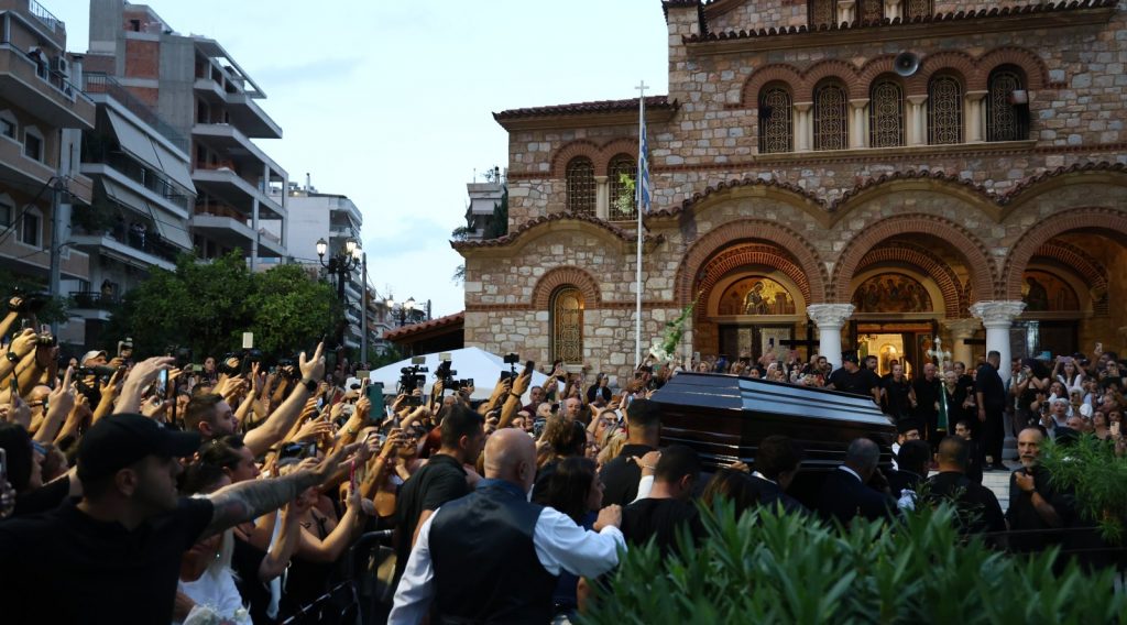 Γιώργος Μαζωνάκης: Ράγισαν και οι πέτρες - Με τραγούδια και χειροκροτήματα το λαϊκό προσκύνημα - ΒΙΝΤΕΟ