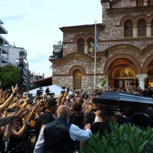 Γιώργος Μαζωνάκης: Ράγισαν και οι πέτρες - Με τραγούδια και χειροκροτήματα το λαϊκό προσκύνημα - ΒΙΝΤΕΟ