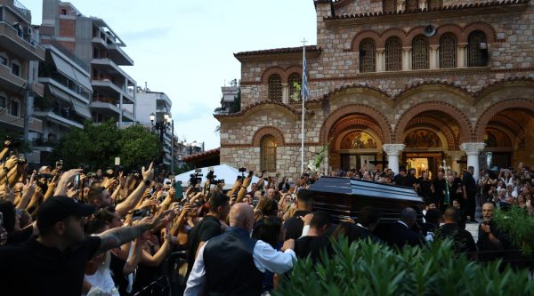 Γιώργος Μαζωνάκης: Ράγισαν και οι πέτρες - Με τραγούδια και χειροκροτήματα το λαϊκό προσκύνημα - ΒΙΝΤΕΟ