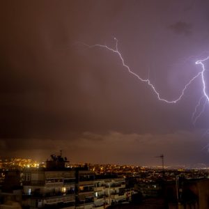 Καιρός: Έπεσαν περισσότεροι από 9.000 κεραυνοί την Κυριακή – Αισθητή βελτίωση από τη Δευτέρα